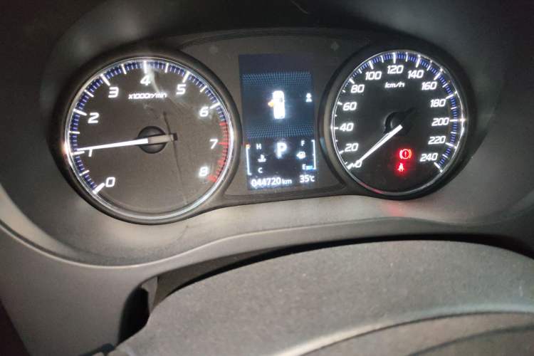 Used Mitsubishi Outlander 2019 2.0L Two-Wheel Drive Comfort Edition 7-Seater China VI Standard Instrument Cluster