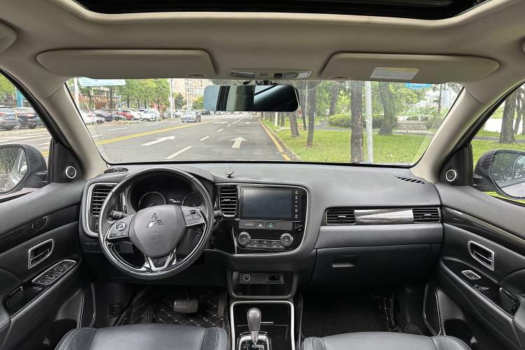 Used Mitsubishi Outlander 2019 2.0L Two-Wheel Drive Comfort Edition 7-Seater China VI Standard Interior 1