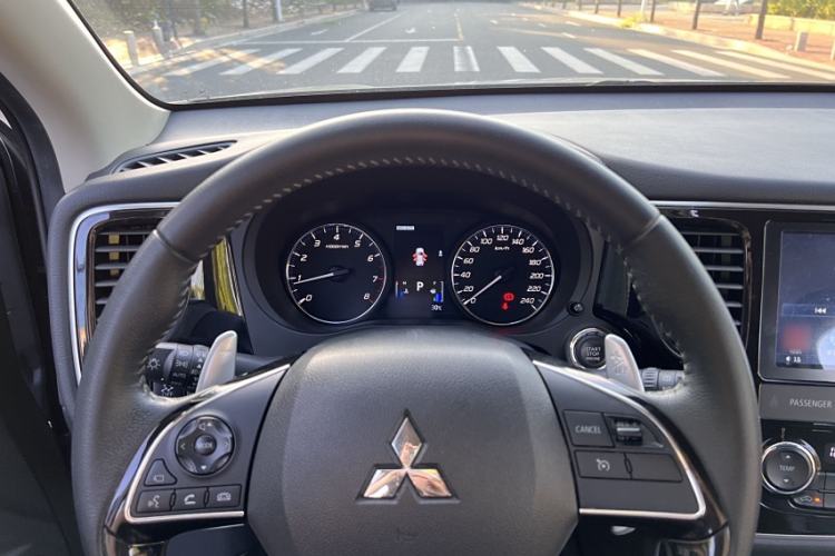 Used Mitsubishi Outlander 2019 2.4L 4x4 Zhi Xiang Edition 7 Seats China VI Standard Interior 1