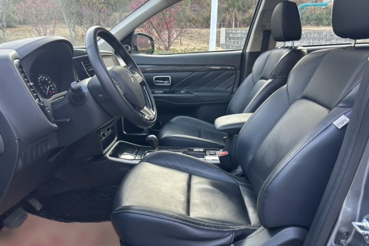 Used Mitsubishi Outlander 2019 2.0L Two-Wheel Drive Comfort Edition 5 Seats China VI Standard Interior 1