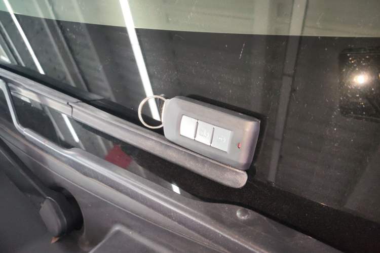 Used Mitsubishi Outlander 2019 2.0L Two-Wheel Drive Comfort Edition 7-Seater China VI Standard Interior 1