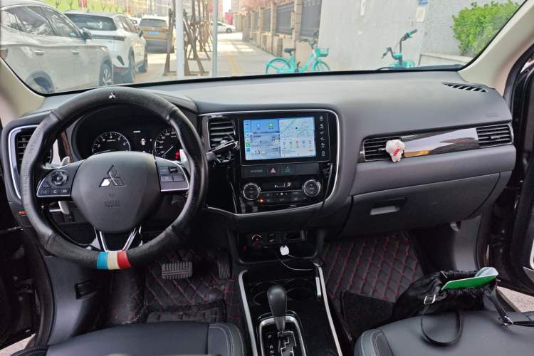 Used Mitsubishi Outlander 2019 2.4L 4x4 Zhi Xiang Edition 7 Seats China VI Standard Interior 2