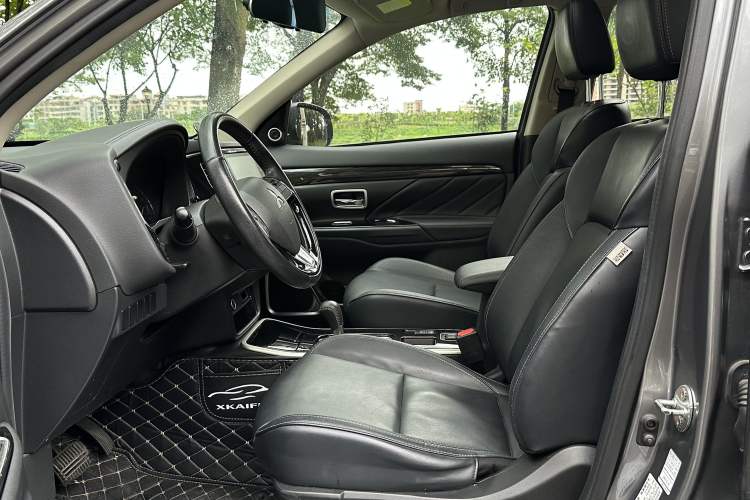 Used Mitsubishi Outlander 2019 2.0L Two-Wheel Drive Comfort Edition 7-Seater China VI Standard Interior 2