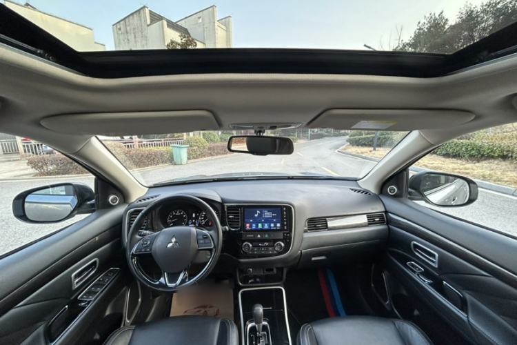 Used Mitsubishi Outlander 2019 2.0L Two-Wheel Drive Comfort Edition 5 Seats China VI Standard Interior 2