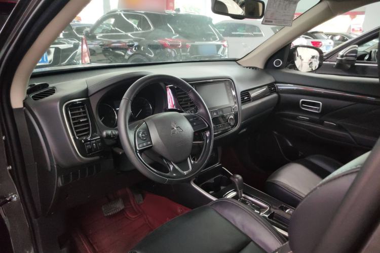 Used Mitsubishi Outlander 2019 2.0L Two-Wheel Drive Comfort Edition 7-Seater China VI Standard Interior 2