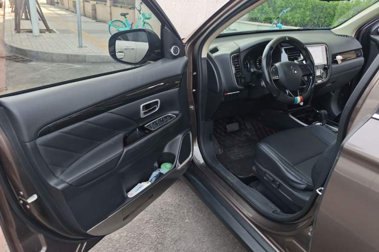 Used Mitsubishi Outlander 2019 2.4L 4x4 Zhi Xiang Edition 7 Seats China VI Standard Interior 3