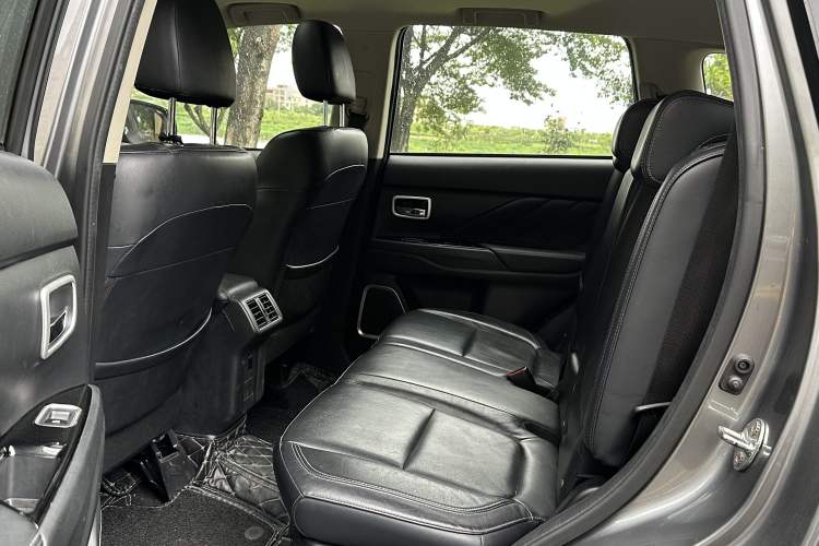 Used Mitsubishi Outlander 2019 2.0L Two-Wheel Drive Comfort Edition 7-Seater China VI Standard Interior 3