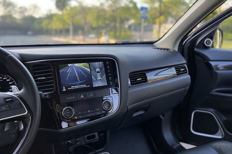 Used Mitsubishi Outlander 2019 2.4L 4x4 Zhi Xiang Edition 7 Seats China VI Standard Interior 3