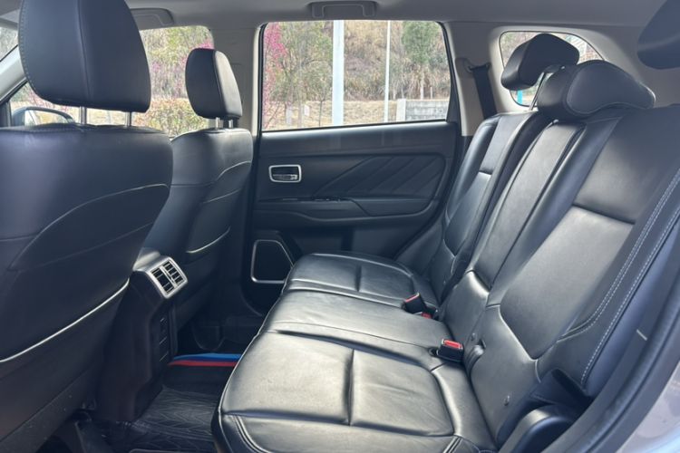 Used Mitsubishi Outlander 2019 2.0L Two-Wheel Drive Comfort Edition 5 Seats China VI Standard Interior 3