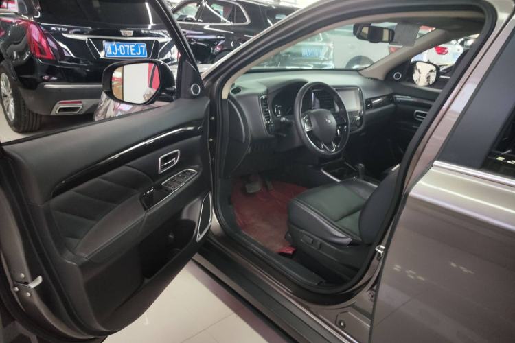 Used Mitsubishi Outlander 2019 2.0L Two-Wheel Drive Comfort Edition 7-Seater China VI Standard Interior 3