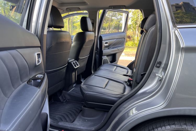 Used Mitsubishi Outlander 2019 2.4L 4x4 Zhi Xiang Edition 7 Seats China VI Standard Interior 4