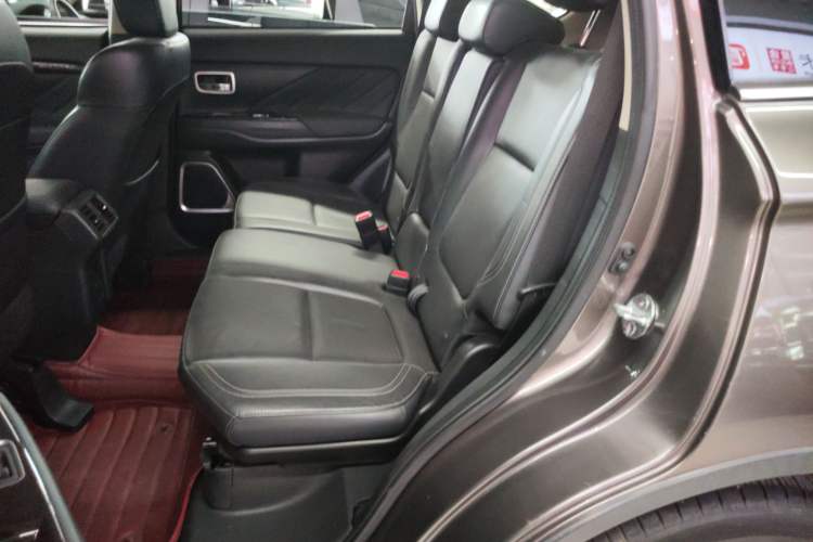 Used Mitsubishi Outlander 2019 2.0L Two-Wheel Drive Comfort Edition 7-Seater China VI Standard Interior 4