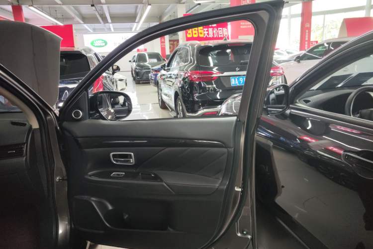 Used Mitsubishi Outlander 2019 2.0L Two-Wheel Drive Comfort Edition 7-Seater China VI Standard Interior 5
