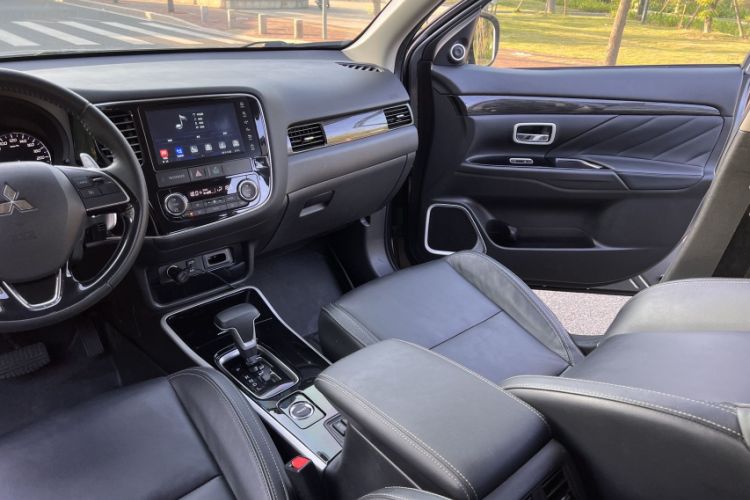 Used Mitsubishi Outlander 2019 2.4L 4x4 Zhi Xiang Edition 7 Seats China VI Standard Interior 6