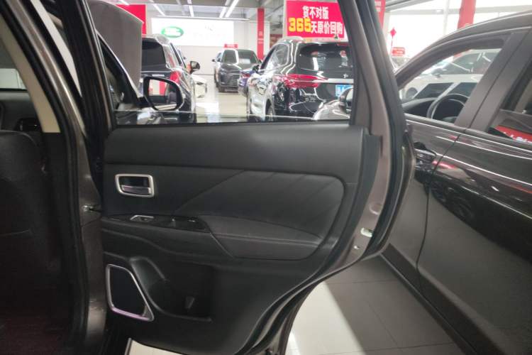 Used Mitsubishi Outlander 2019 2.0L Two-Wheel Drive Comfort Edition 7-Seater China VI Standard Interior 6