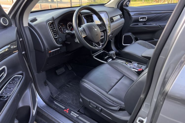 Used Mitsubishi Outlander 2019 2.4L 4x4 Zhi Xiang Edition 7 Seats China VI Standard Interior 7