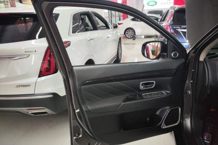 Used Mitsubishi Outlander 2019 2.0L Two-Wheel Drive Comfort Edition 7-Seater China VI Standard Interior 7