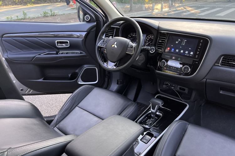 Used Mitsubishi Outlander 2019 2.4L 4x4 Zhi Xiang Edition 7 Seats China VI Standard Interior 8