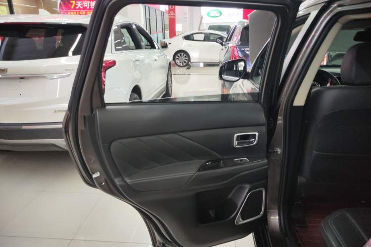Used Mitsubishi Outlander 2019 2.0L Two-Wheel Drive Comfort Edition 7-Seater China VI Standard Interior 8