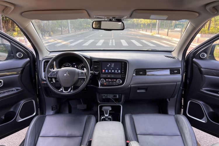 Used Mitsubishi Outlander 2019 2.4L 4x4 Zhi Xiang Edition 7 Seats China VI Standard Interior 9