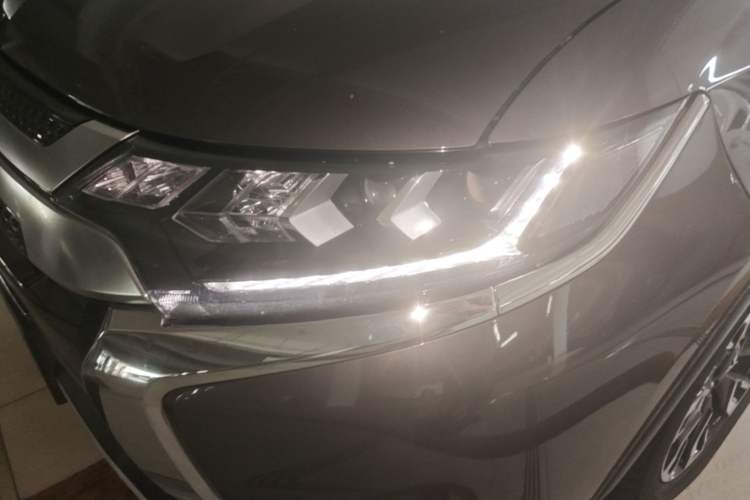 Used Mitsubishi Outlander 2019 2.4L 4x4 Zhi Xiang Edition 7 Seats China V Emission Standard Left Front Headlight