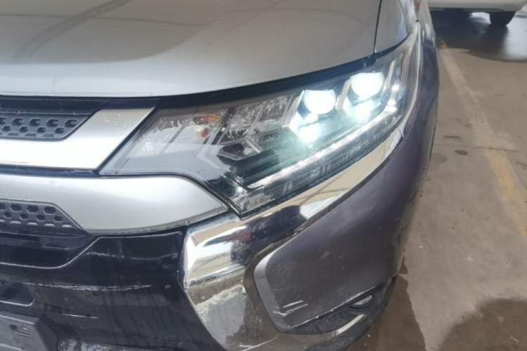 Used Mitsubishi Outlander 2019 2.4L 4x4 Zhi Xiang Edition 7 Seats China VI Standard Left Front Headlight