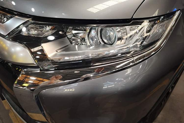 Used Mitsubishi Outlander 2019 2.0L Two-Wheel Drive Comfort Edition 7-Seater China VI Standard Left Front Headlight