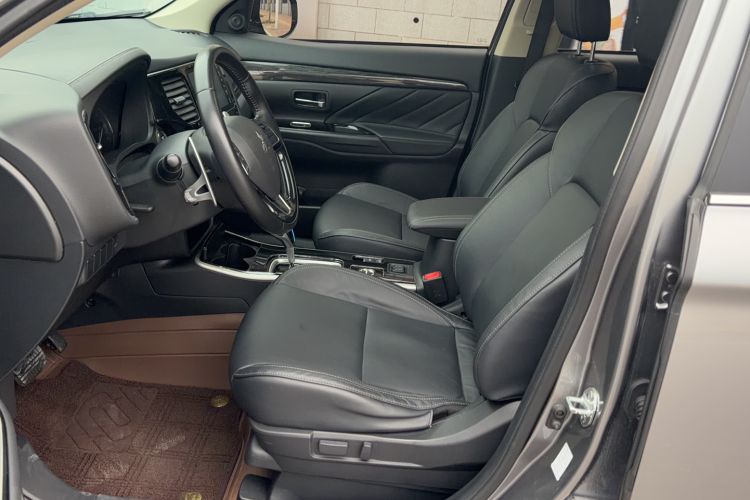 Used Mitsubishi Outlander 2019 2.4L 4x4 Zhi Xiang Edition 7 Seats China VI Standard Left Front Seat