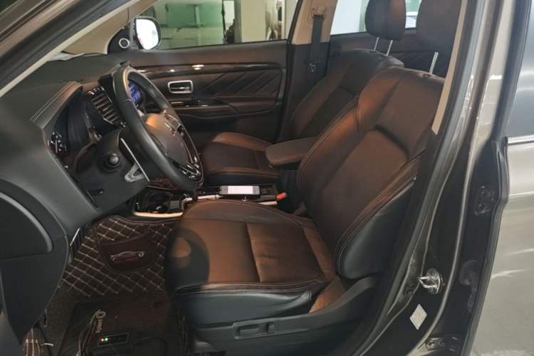 Used Mitsubishi Outlander 2019 2.4L 4x4 Zhi Xiang Edition 7 Seats China V Emission Standard Left Front Seat