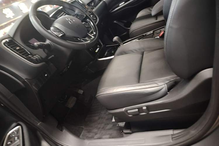 Used Mitsubishi Outlander 2019 2.0L Two-Wheel Drive Comfort Edition 7-Seater China VI Standard Left Front Seat