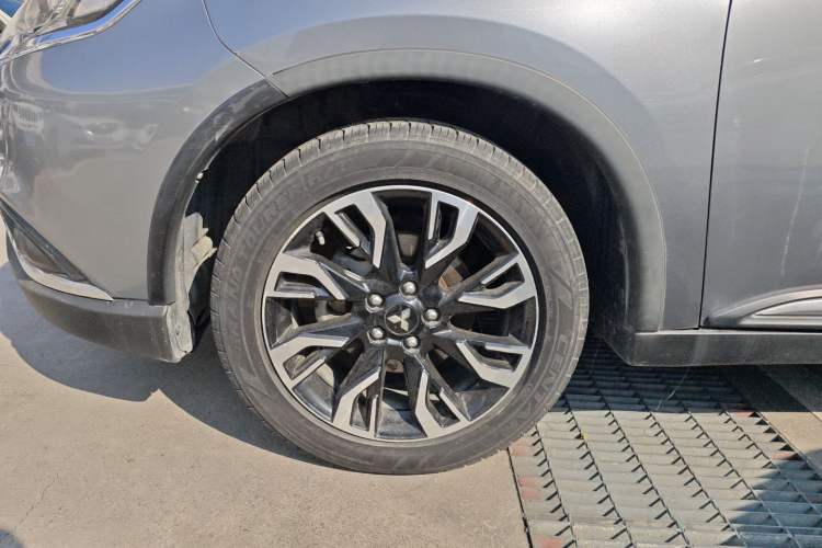 Used Mitsubishi Outlander 2019 2.0L Two-Wheel Drive Comfort Edition 7-Seater China VI Standard Left Front Wheel Hub