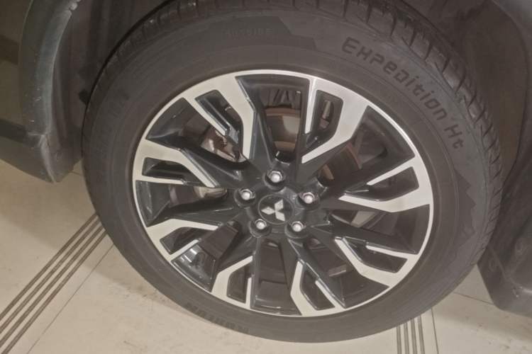 Used Mitsubishi Outlander 2019 2.4L 4x4 Zhi Xiang Edition 7 Seats China V Emission Standard Left Front Wheel Hub