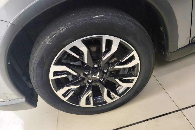 Used Mitsubishi Outlander 2019 2.4L 4x4 Zhi Xiang Edition 7 Seats China VI Standard Left Front Wheel Hub