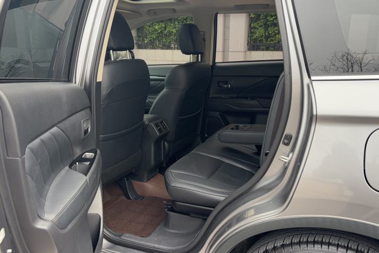 Used Mitsubishi Outlander 2019 2.4L 4x4 Zhi Xiang Edition 7 Seats China VI Standard Left Rear Seat