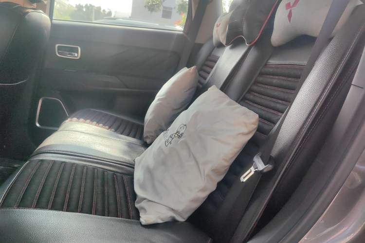 Used Mitsubishi Outlander 2019 2.4L 4x4 Zhi Xiang Edition 7 Seats China V Emission Standard Left Rear Seat