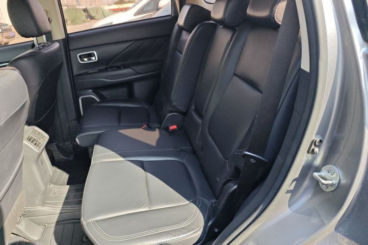 Used Mitsubishi Outlander 2019 2.0L Two-Wheel Drive Comfort Edition 7-Seater China VI Standard Left Rear Seat