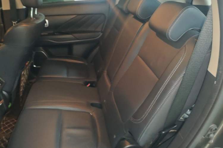 Used Mitsubishi Outlander 2019 2.4L 4x4 Zhi Xiang Edition 7 Seats China V Emission Standard Left Rear Seat