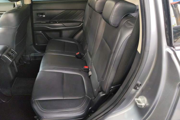 Used Mitsubishi Outlander 2019 2.4L 4x4 Zhi Xiang Edition 7 Seats China VI Standard Left Rear Seat