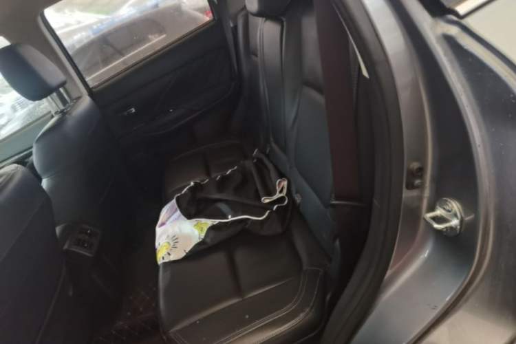 Used Mitsubishi Outlander 2019 2.4L 4x4 Zhi Xiang Edition 7 Seats China VI Standard Left Rear Seat