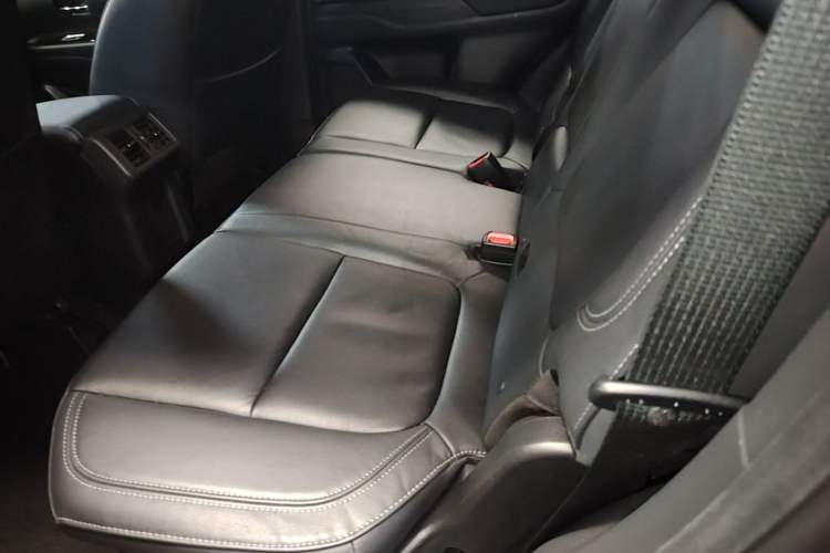 Used Mitsubishi Outlander 2019 2.0L Two-Wheel Drive Comfort Edition 7-Seater China VI Standard Left Rear Seat
