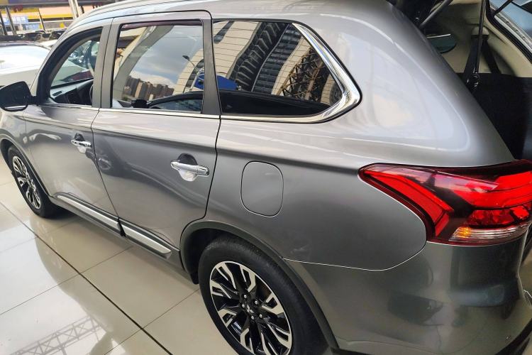 Used Mitsubishi Outlander 2019 2.4L 4x4 Zhi Xiang Edition 7 Seats China VI Standard Left Side