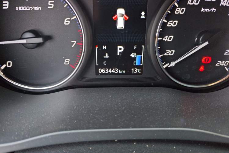 Used Mitsubishi Outlander 2019 2.4L 4x4 Zhi Xiang Edition 7 Seats China VI Standard Odometer Close Up