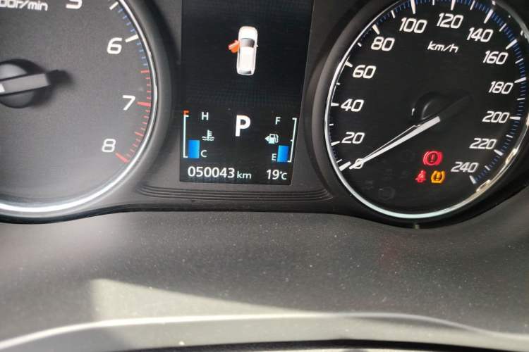 Used Mitsubishi Outlander 2019 2.4L 4x4 Zhi Xiang Edition 5 Seats China VI Standard Odometer Close Up