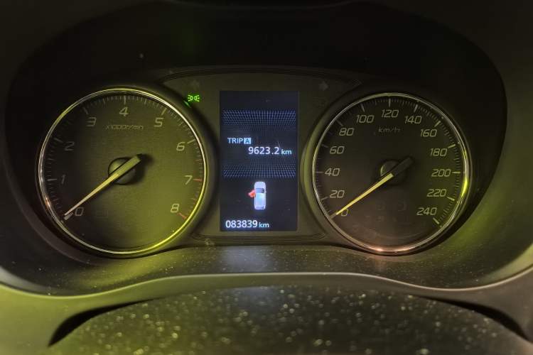 Used Mitsubishi Outlander 2019 2.0L Two-Wheel Drive Comfort Edition 7-Seater China VI Standard Odometer Close Up