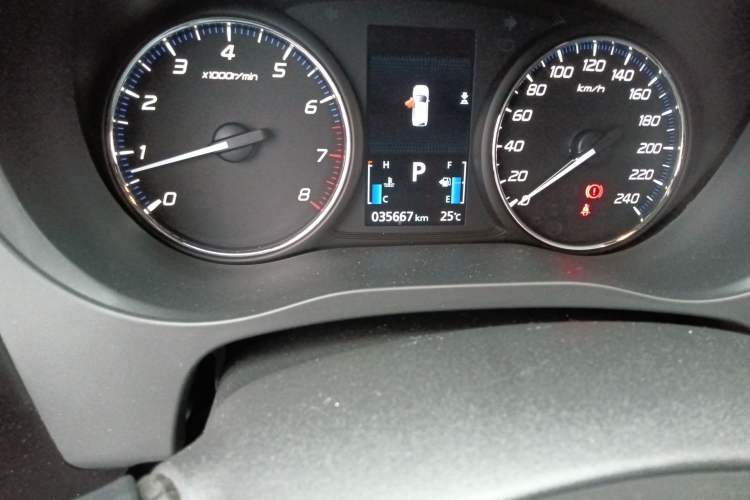 Used Mitsubishi Outlander 2019 2.0L Two-Wheel Drive Comfort Edition 5 Seats China VI Standard Odometer Close Up