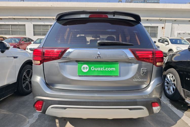 Used Mitsubishi Outlander 2019 2.0L Two-Wheel Drive Comfort Edition 7-Seater China VI Standard Rear