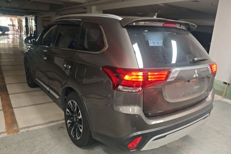 Used Mitsubishi Outlander 2019 2.4L 4x4 Zhi Xiang Edition 7 Seats China V Emission Standard Rear Left 45 Deg