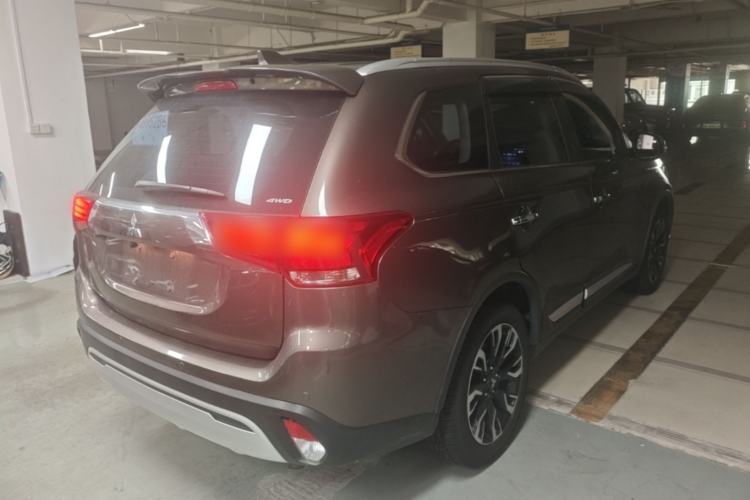 Used Mitsubishi Outlander 2019 2.4L 4x4 Zhi Xiang Edition 7 Seats China V Emission Standard Rear Right 45 Deg