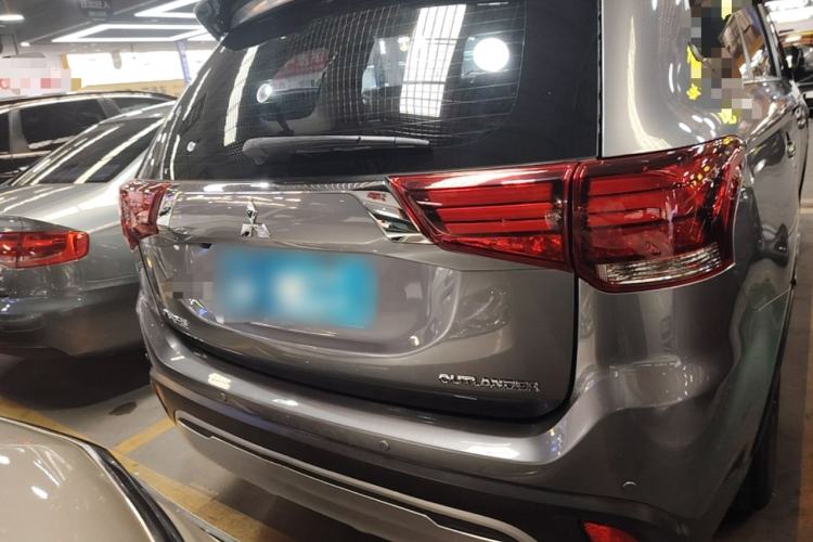Used Mitsubishi Outlander 2019 2.0L Two-Wheel Drive Comfort Edition 7-Seater China VI Standard Rear