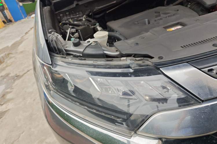 Used Mitsubishi Outlander 2019 2.4L 4x4 Zhi Xiang Edition 5 Seats China VI Standard Right Front Headlight
